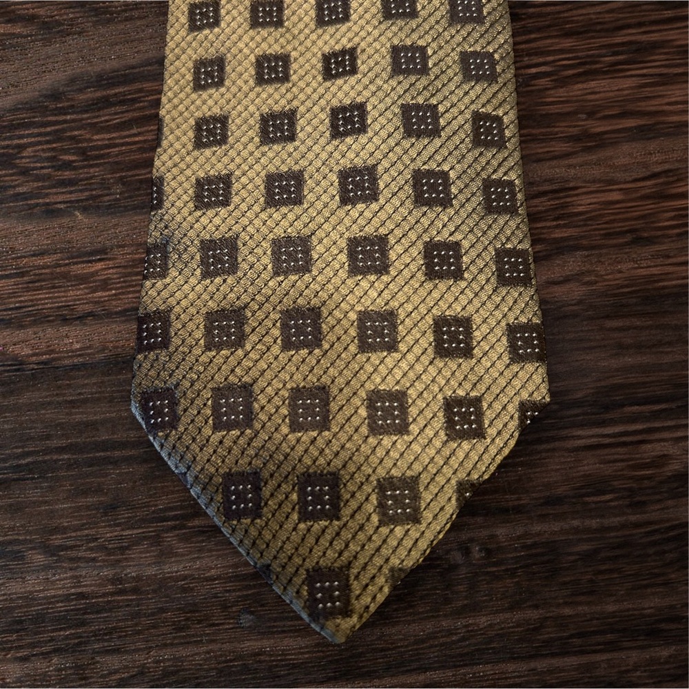 Elegant Gold and Black Hugo Boss Silk Men's Tie, Made in Italy, 3.25” X 56” long